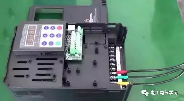 東莞plc編程培訓,學好變頻器,先從主電路與控制線路的接線開始,大朗智通培訓學校,電工培訓 東莞plc編程培訓,學好變頻器,先從主電路與控制線路的接線開始,大朗智通培訓學校,電工培訓