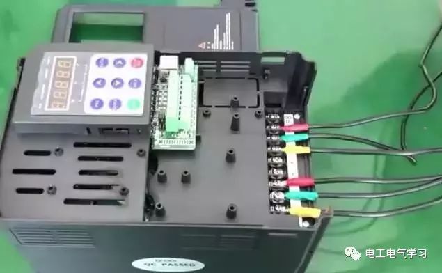 東莞plc編程培訓,學好變頻器,先從主電路與控制線路的接線開始,大朗智通培訓學校,電工培訓 東莞plc編程培訓,學好變頻器,先從主電路與控制線路的接線開始,大朗智通培訓學校,電工培訓